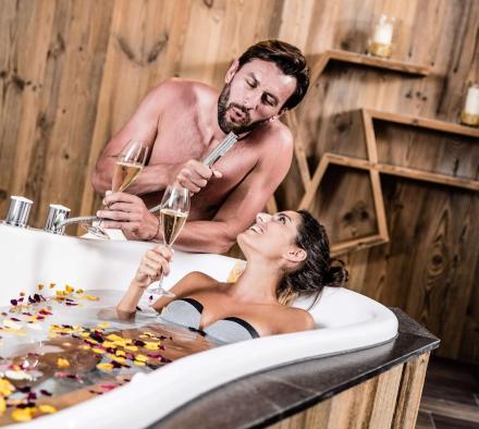 Wellnessbad mit Milch und Rosenblüten