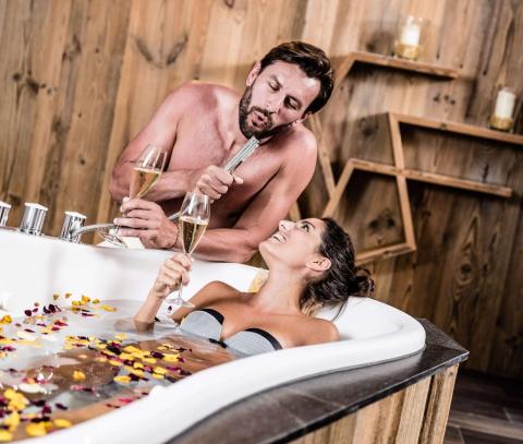 Bagno benessere con latte e petali di rosa