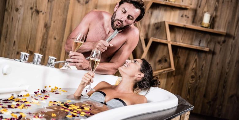 Bagno benessere con latte e petali di rosa