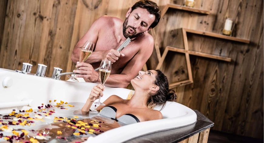 Bagno benessere con latte e petali di rosa