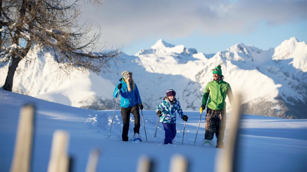 Familie beim Schneeschuhwandern