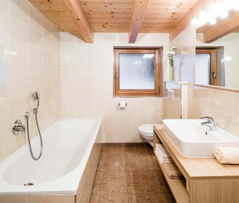 Badezimmer mit Badewanne in der Ferienwohnung