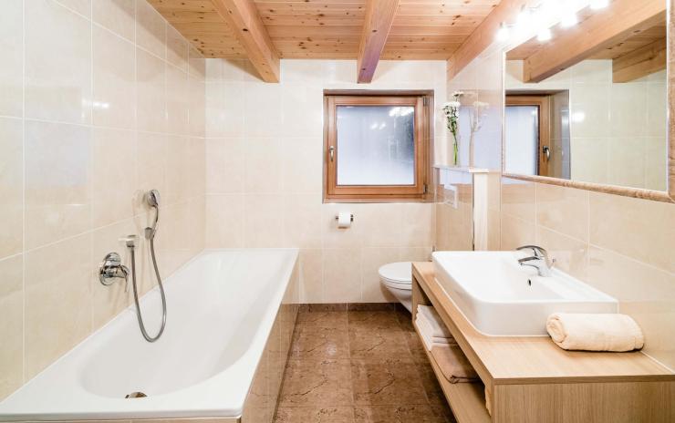 Badezimmer mit Badewanne in der Ferienwohnung