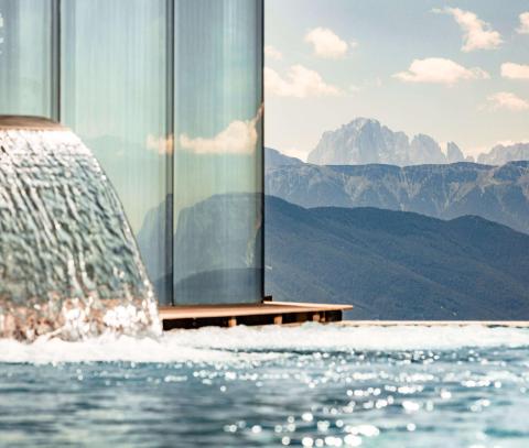 Piscina Infinity con vista sulle Dolomiti