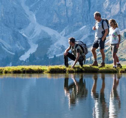 Presso un lago di montagna