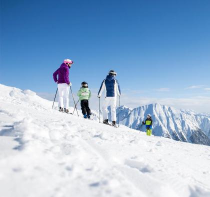 Familie beim Skifahren