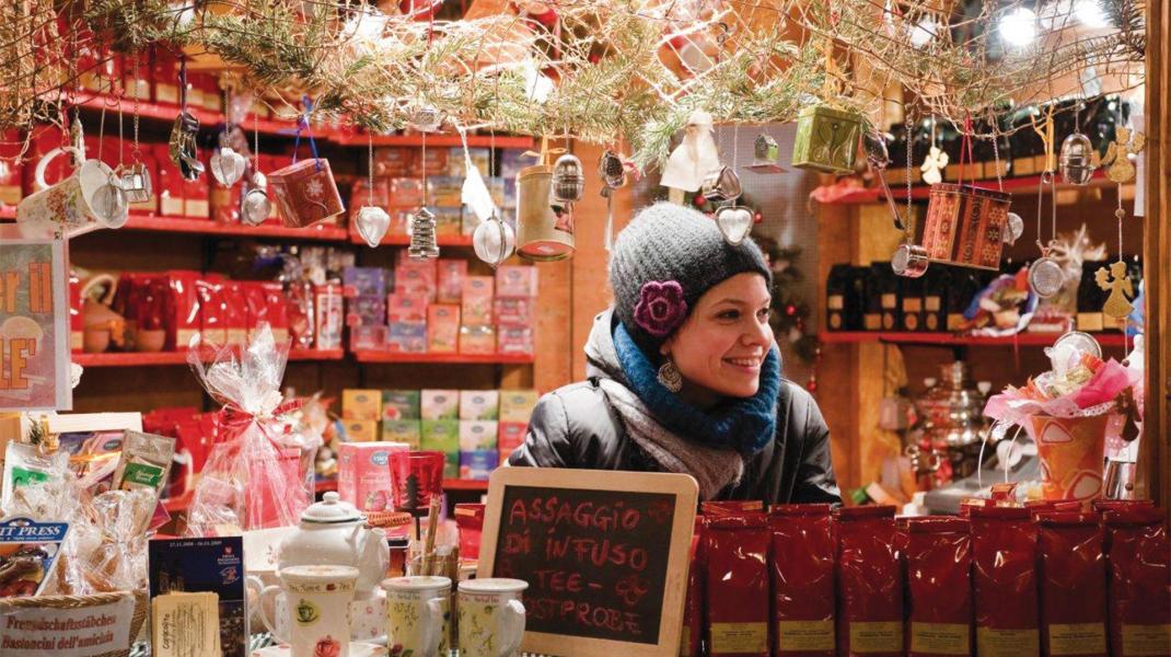 Uno stand a un mercatino di natale