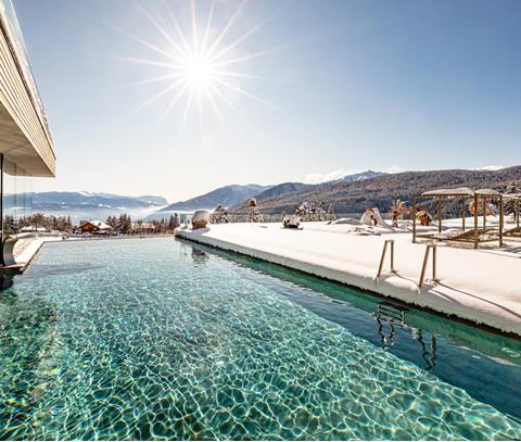 Piscina esterna in inverno