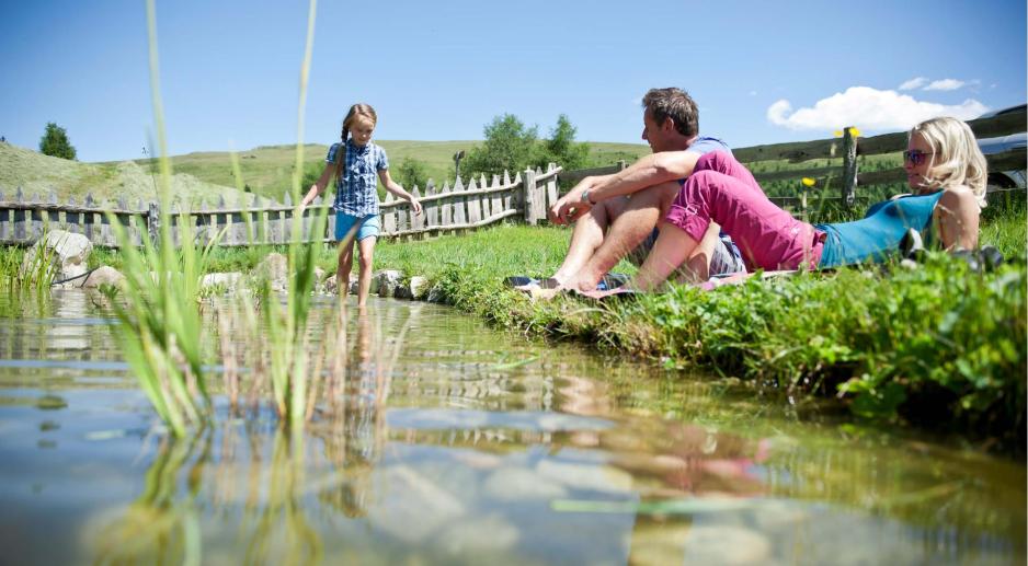 Familie am Teich